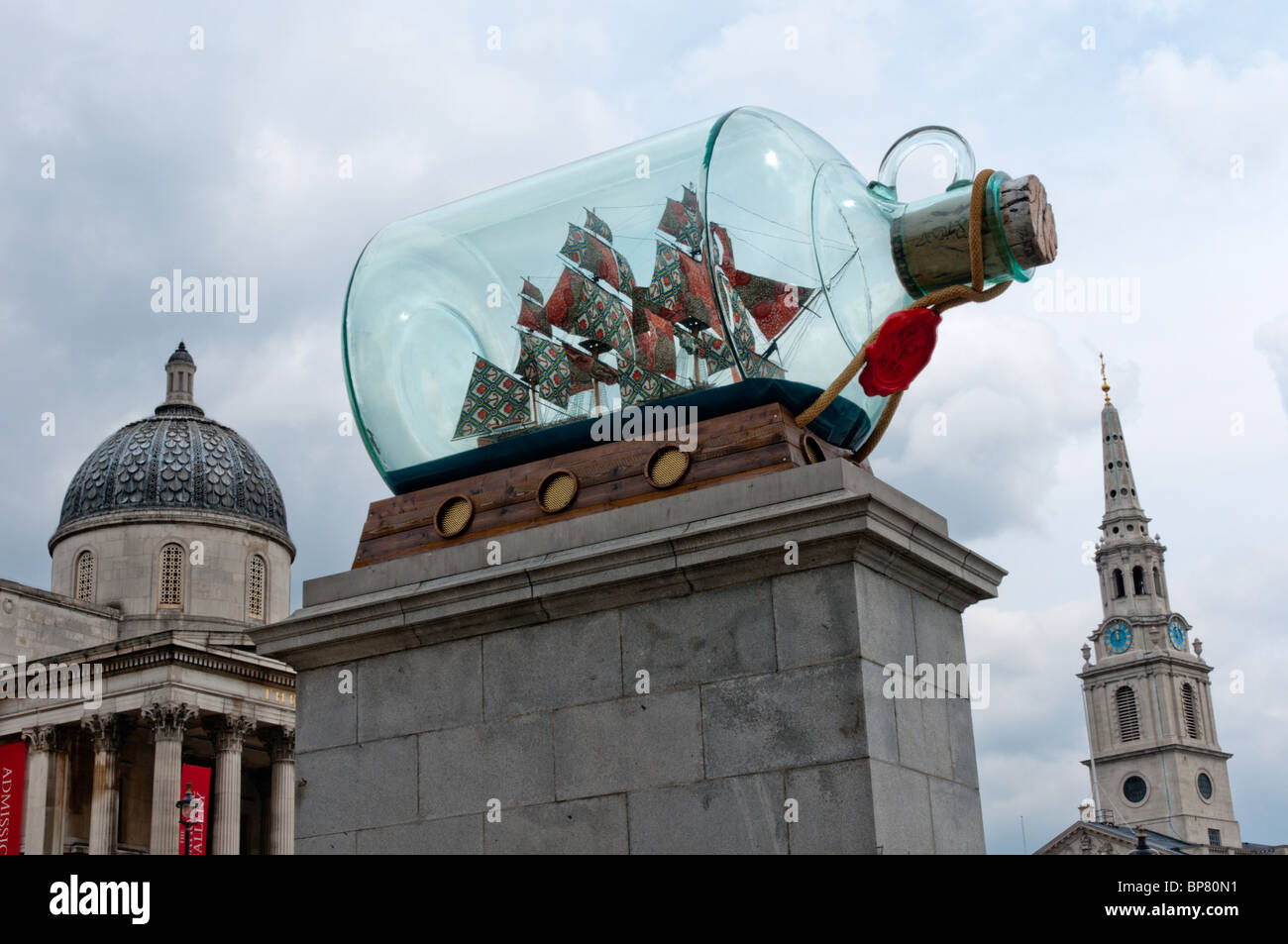 "Nelsons Schiff in der Flasche" von Yinka Shonibare am Trafalgar Square in London Stockfoto