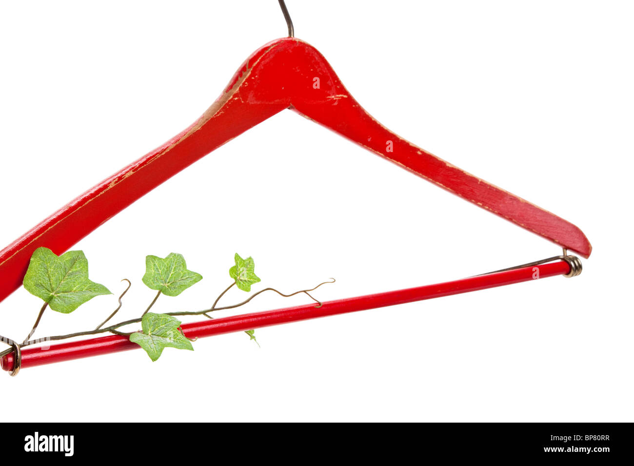 Rot Holz Kleiderbügel und grün sprießen, Konzept der Zeit für den Einkauf von Kleidung Stockfoto