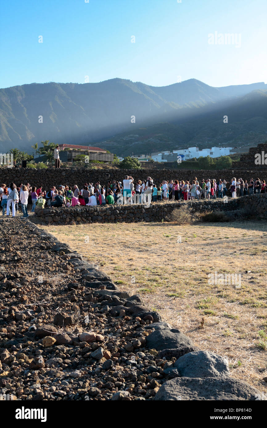 Etwa 300 Menschen zusammenkommen, um einen doppelten Sonnenuntergang zu sehen, die im Einklang mit den Pyramiden von Guimar auf der Sommer-Sonnenwende tritt Stockfoto