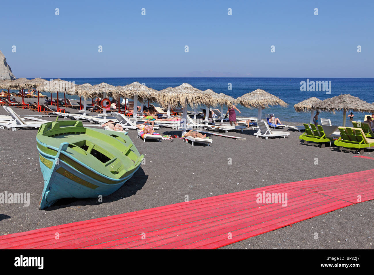 schwarzer Strand von Perissa, Santorin, Kykladen, Ägäis, Griechenland Stockfoto