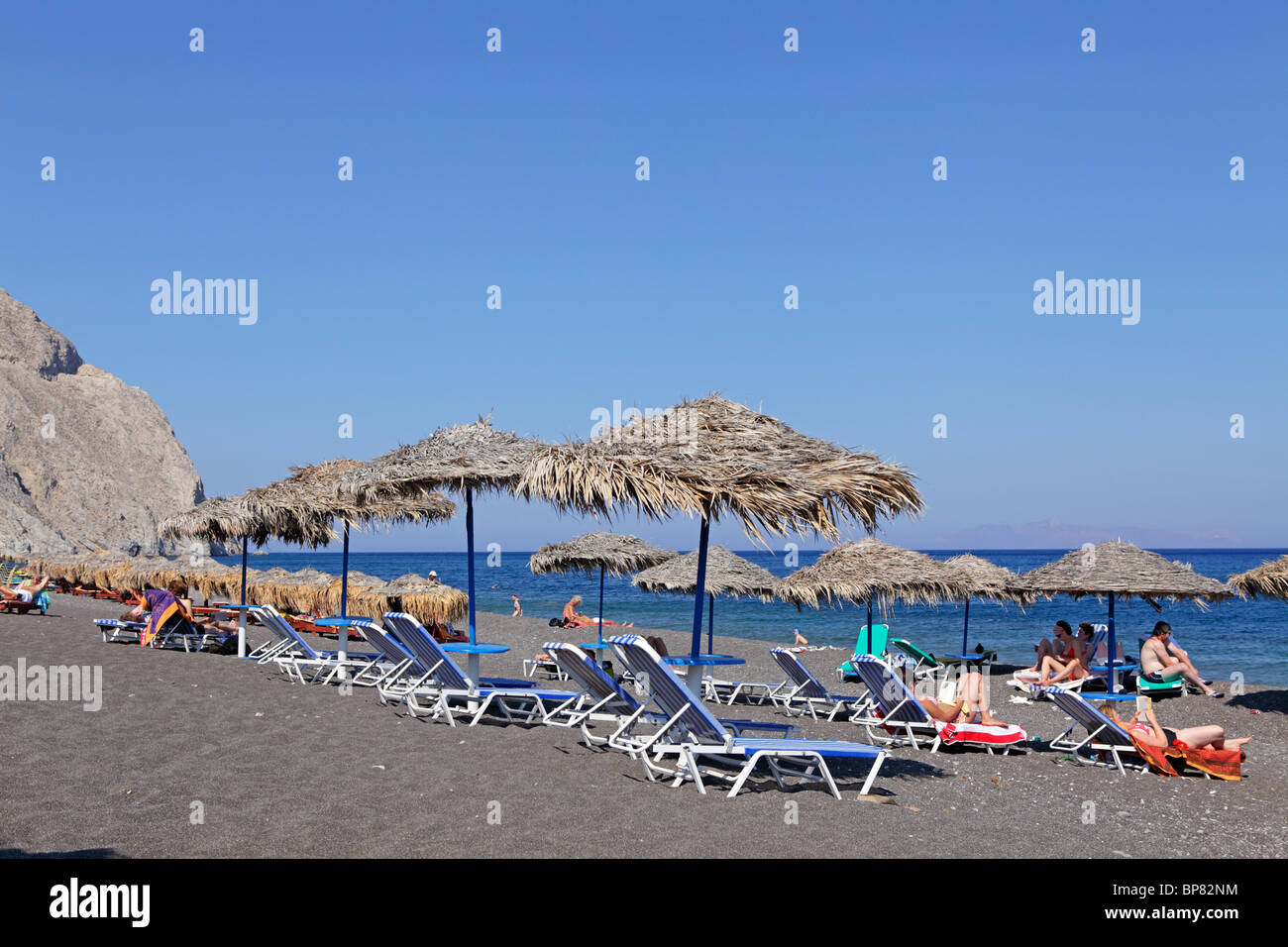 schwarzer Strand von Perissa, Santorin, Kykladen, Ägäis, Griechenland Stockfoto