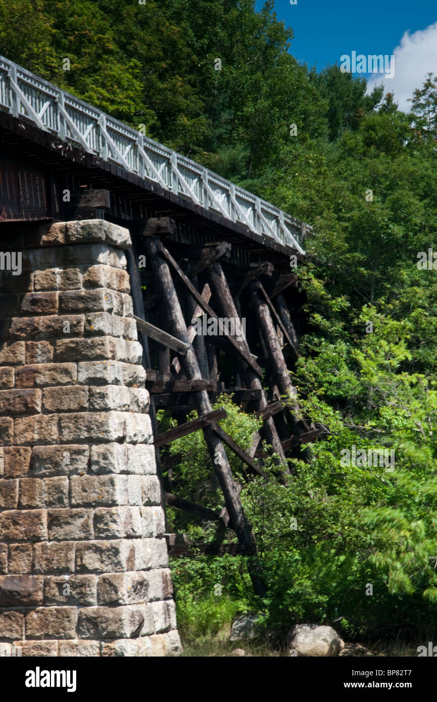 Eine alte Hängewerk Eisenbahnbrücke. Stockfoto