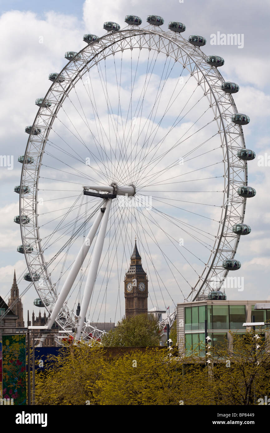 Millennium Wheel und Big Ben. Big Ben als durch das London Eye oder die Millennium Wheel gesehen. Stockfoto