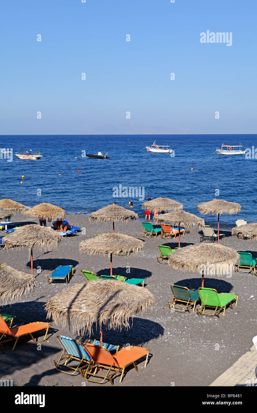 schwarzer Strand von Kamari, Santorin, Kykladen, Ägäis, Griechenland Stockfoto