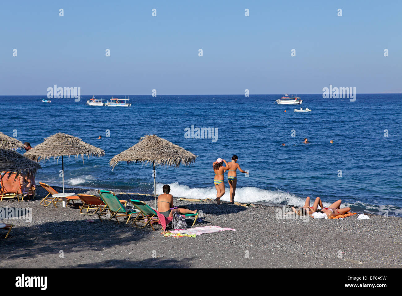 schwarzer Strand von Kamari, Santorin, Kykladen, Ägäis, Griechenland Stockfoto