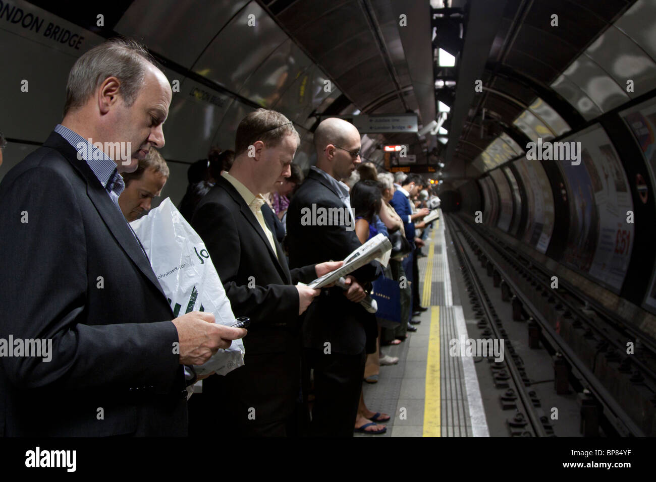 Pendler - Nordlinie Rush Hour - u-Bahnstation London Bridge - Abend Stockfoto
