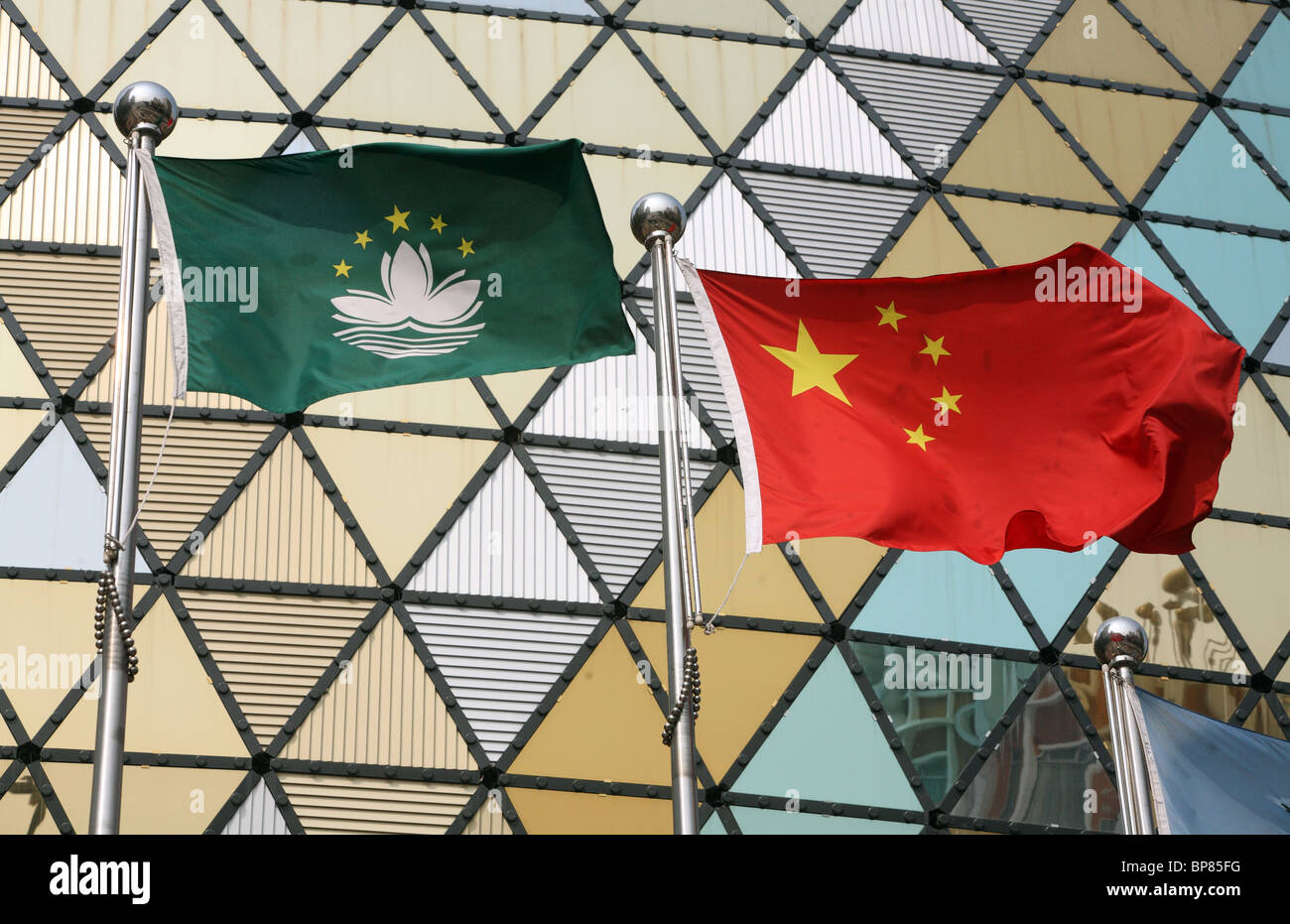 Nationalflaggen der Macau und China Stockfoto