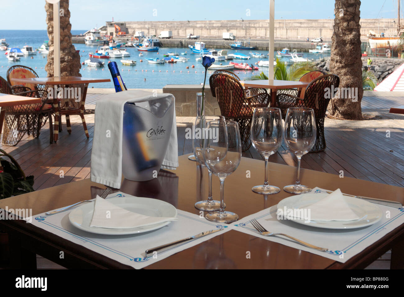 Einem Restauranttisch für zwei Personen auf einer Terrasse mit Blick auf den Hafen in Playa San Juan in Teneriffa-Kanarische Inseln-Spanien-Europa Stockfoto