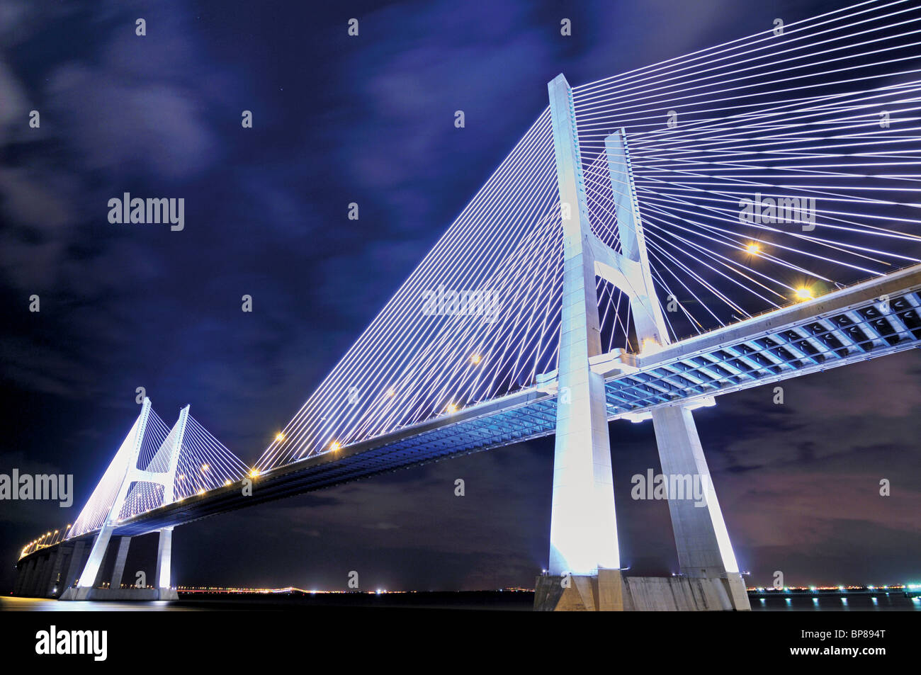 Portugal, Lissabon: Ponte Vasco da Gama bei Nacht Stockfoto