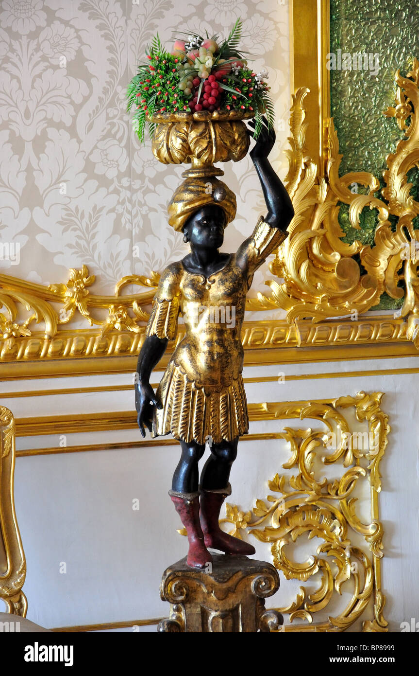Schwarzer Junge Statuette, die kleinen weißen Dining Room, der Katharinenpalast, Puschkin, Sankt Petersburg, nordwestlichen Region, Russland Stockfoto