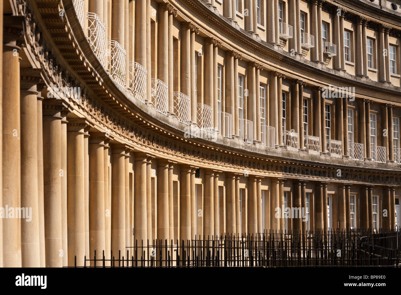 Kings Stadthäuser Zirkus. Die Kurve der vorderen Fassade einer kreisförmigen Sammlung von Bürgerhäusern im Bad. Stockfoto