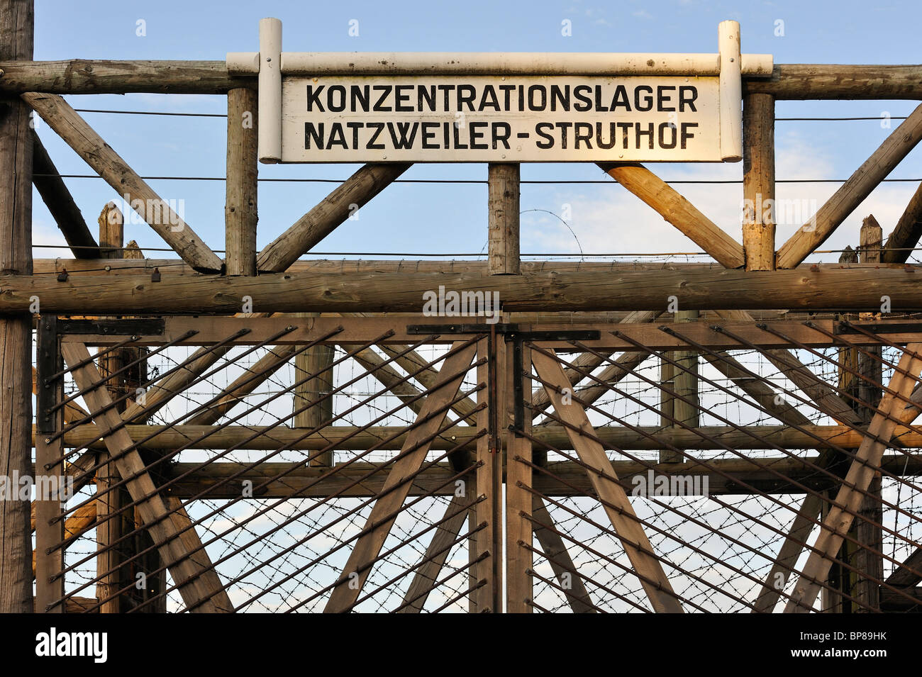 Eingangstor von Natzweiler-Struthof, das einzige WW2 Konzentrationslager gegründet von Nazis auf französischem Staatsgebiet, Elsass, Frankreich Stockfoto