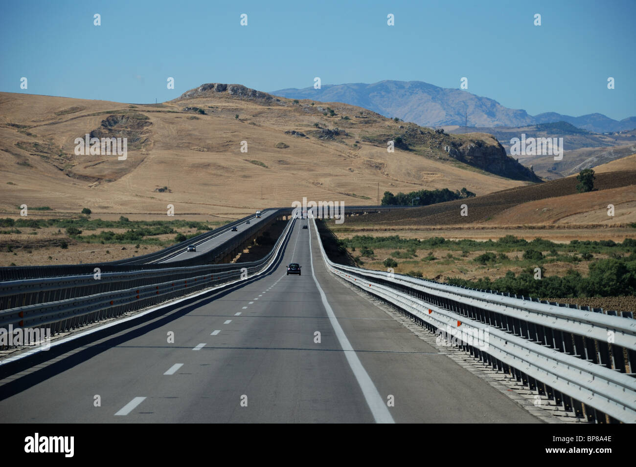 Autobahn, schneiden durch die Landschaft im südlichen Sizilien, Italien. Stockfoto