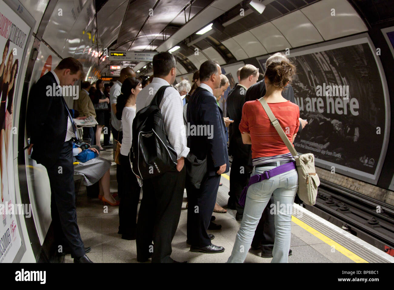 Pendler - Nordlinie Rush Hour - u-Bahnstation London Bridge - Abend Stockfoto