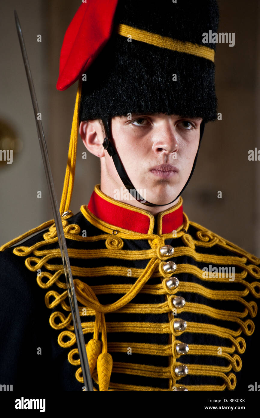 Wache auf Patrouille am Whitehall in London - Nahaufnahme zeigt Detail Uniformjacke und Hut. Stockfoto