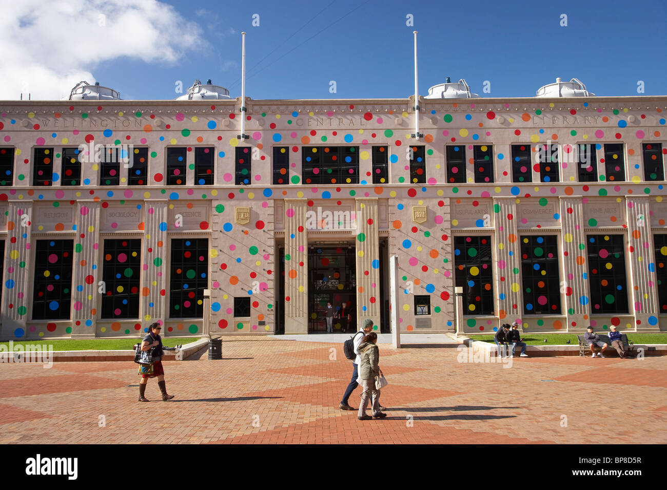 Polka Dots für die Stadt-Galerie, durch die japanische Künstlerin Yayoi Kusama, Civic Square, Wellington, Nordinsel, Neuseeland Stockfoto