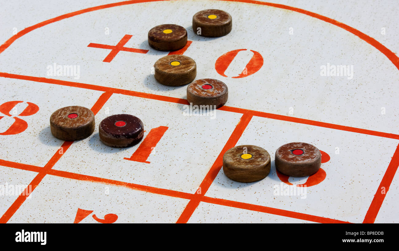 Ein Shuffleboard und Pucks während eines Spiels an Bord des Kreuzfahrtschiffes P & O Schiff Azura. Stockfoto