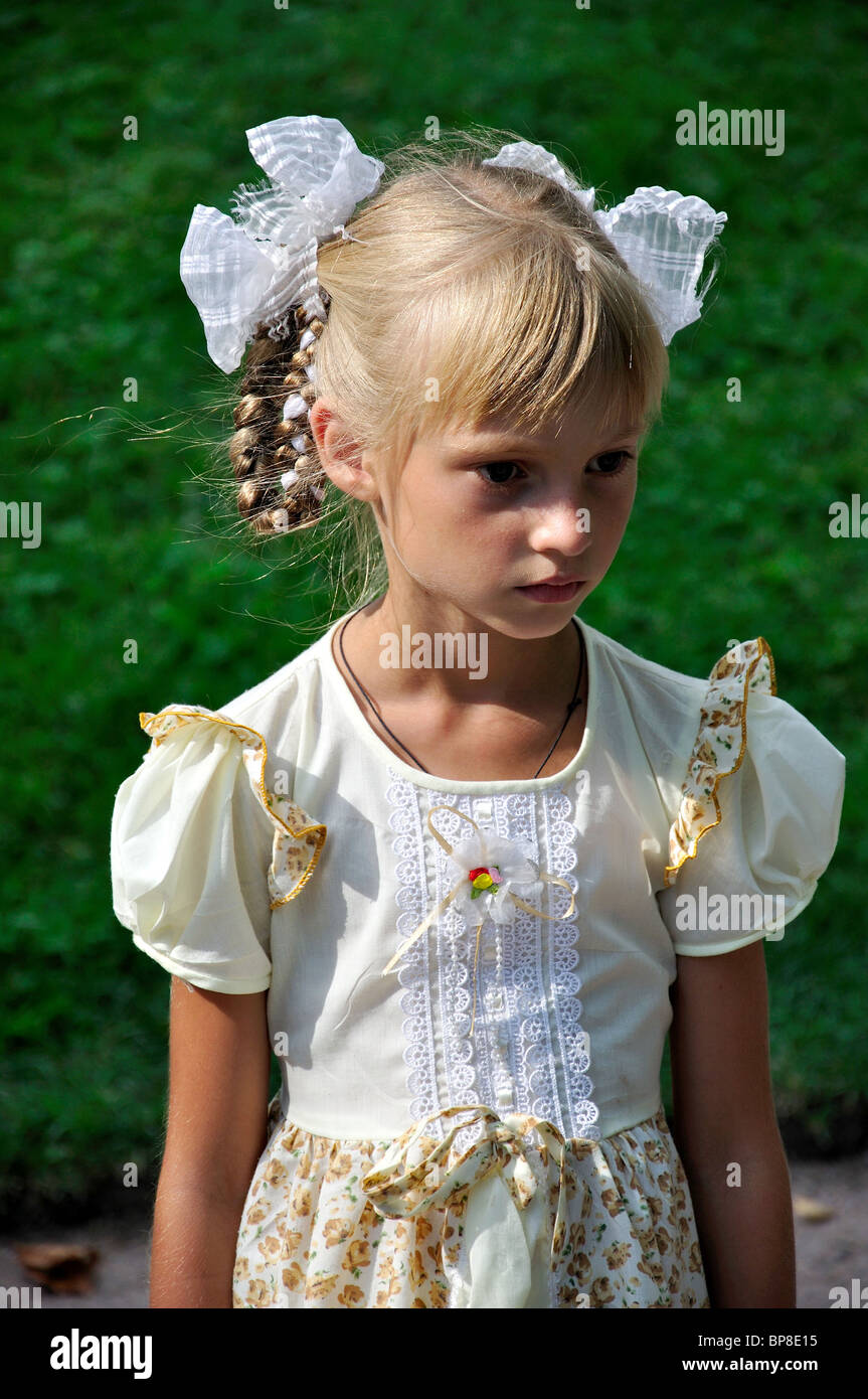 Junge russische Mädchen mit Haarbänder, der Katharinenpalast, Puschkin, Sankt Petersburg, nordwestlichen Region, Russland Stockfoto