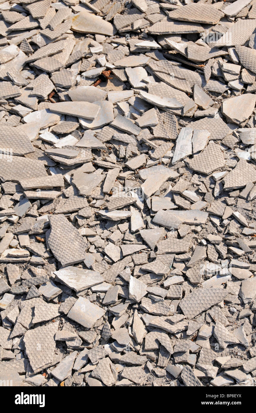 Faserzement Dachplatten auf verlassenen Zementfabrik verworfen. Kreta, Griechenland. Stockfoto