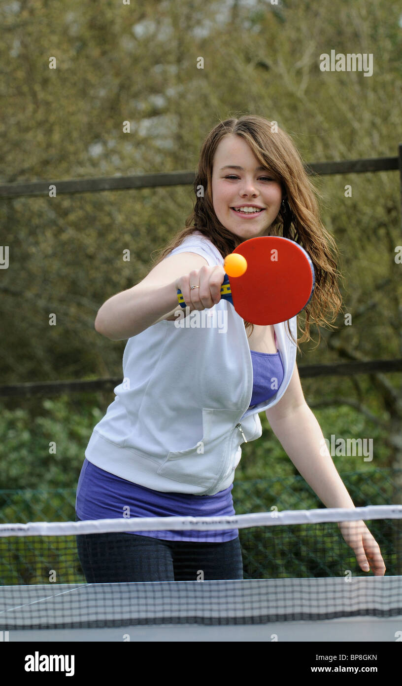Teenager-Mädchen Tischtennis spielen Stockfoto