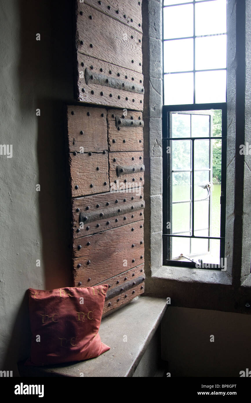 Land Haus mittelalterlichen Fenster hölzerne Barrikade Stockfoto