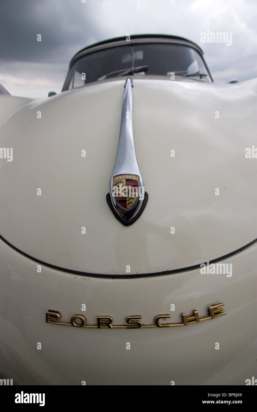 Porsche 356-Vintage-Embleme auf der Vorderseite des Autos, England, Großbritannien Stockfoto