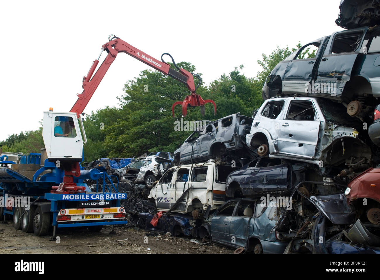 Mann, arbeitet an einem Kran bei einem recycling Auto Schrottplatz UK Stockfoto