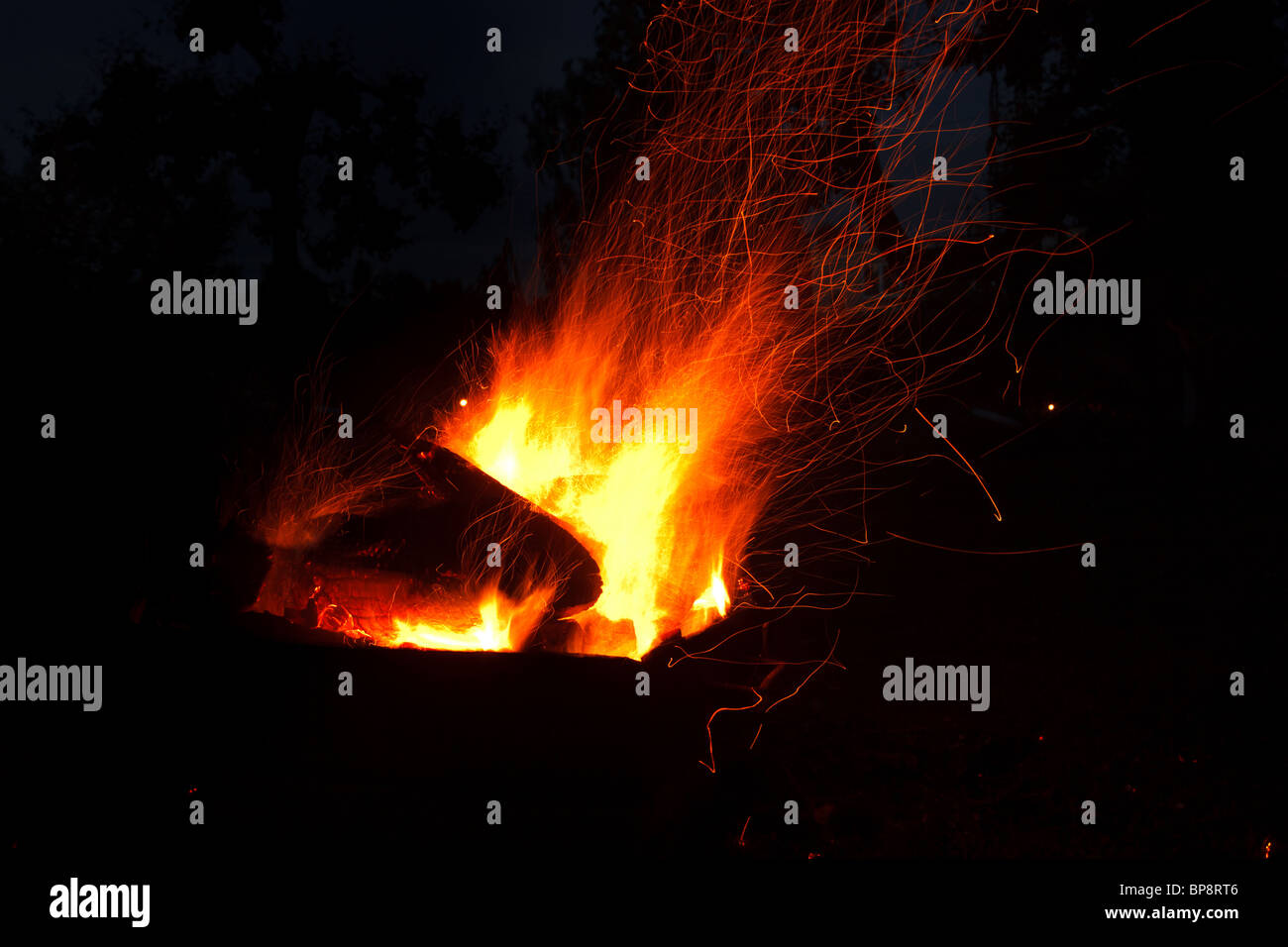 Nahaufnahme von Feuer im Lagerfeuer Stockfoto