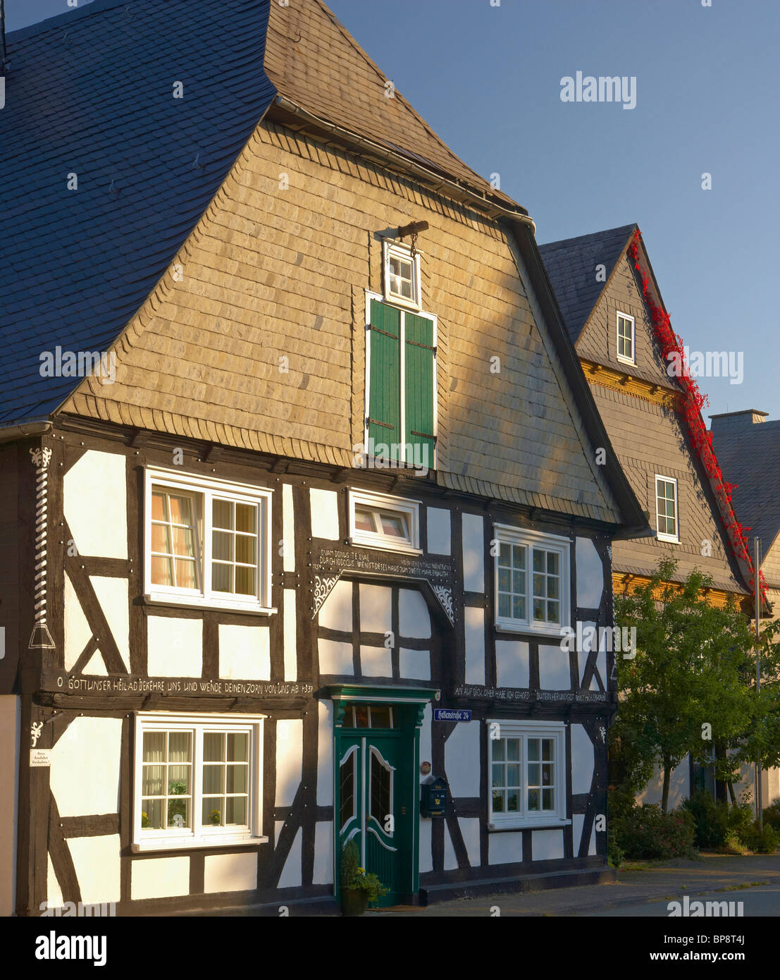 Outdoor-Fotografie, Morgen, Fachwerkhaus in Winterberg, Rothaargebirge, Rothaarsteig, Hochsauerland, Nordrhein-Westfa Stockfoto