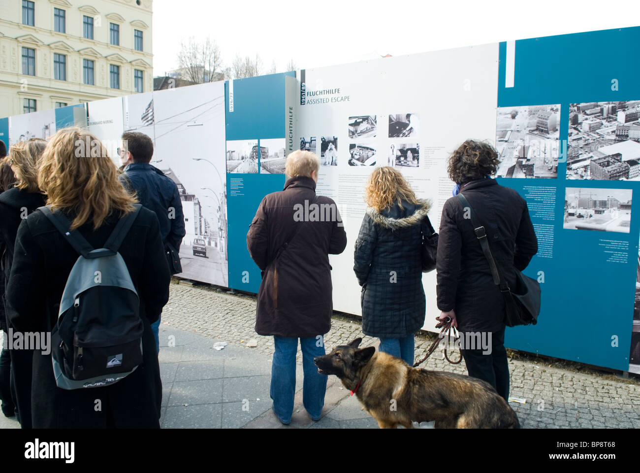 Touristen, die gerade einer Outdoor-Foto-Galerie am Checkpoint Charlie Berlin Deutschland Stockfoto