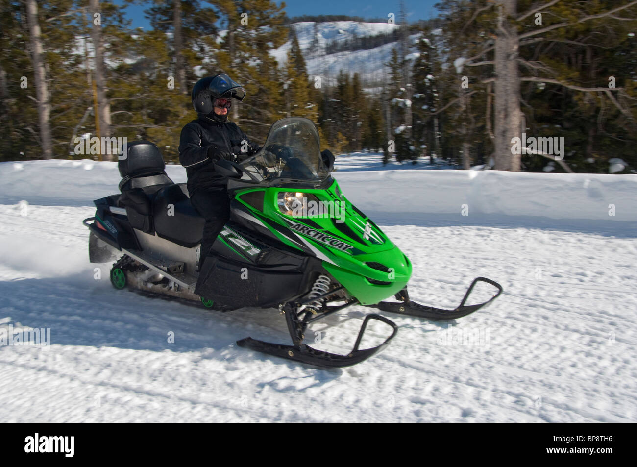 USA, Wyoming. Yellowstone-Nationalpark. Yellowstone im Winter auf Motorschlitten erkunden. Stockfoto