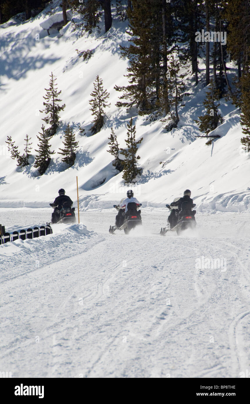 USA, Wyoming. Yellowstone-Nationalpark. Yellowstone im Winter auf Motorschlitten erkunden. Stockfoto