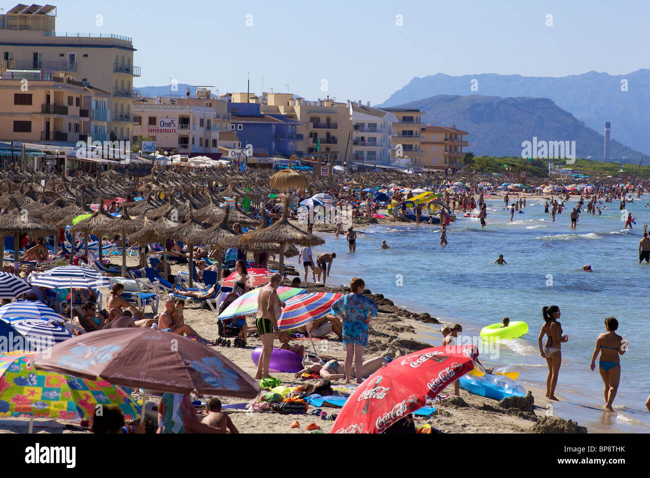 Strand überfüllt Can Picafort Stockfoto