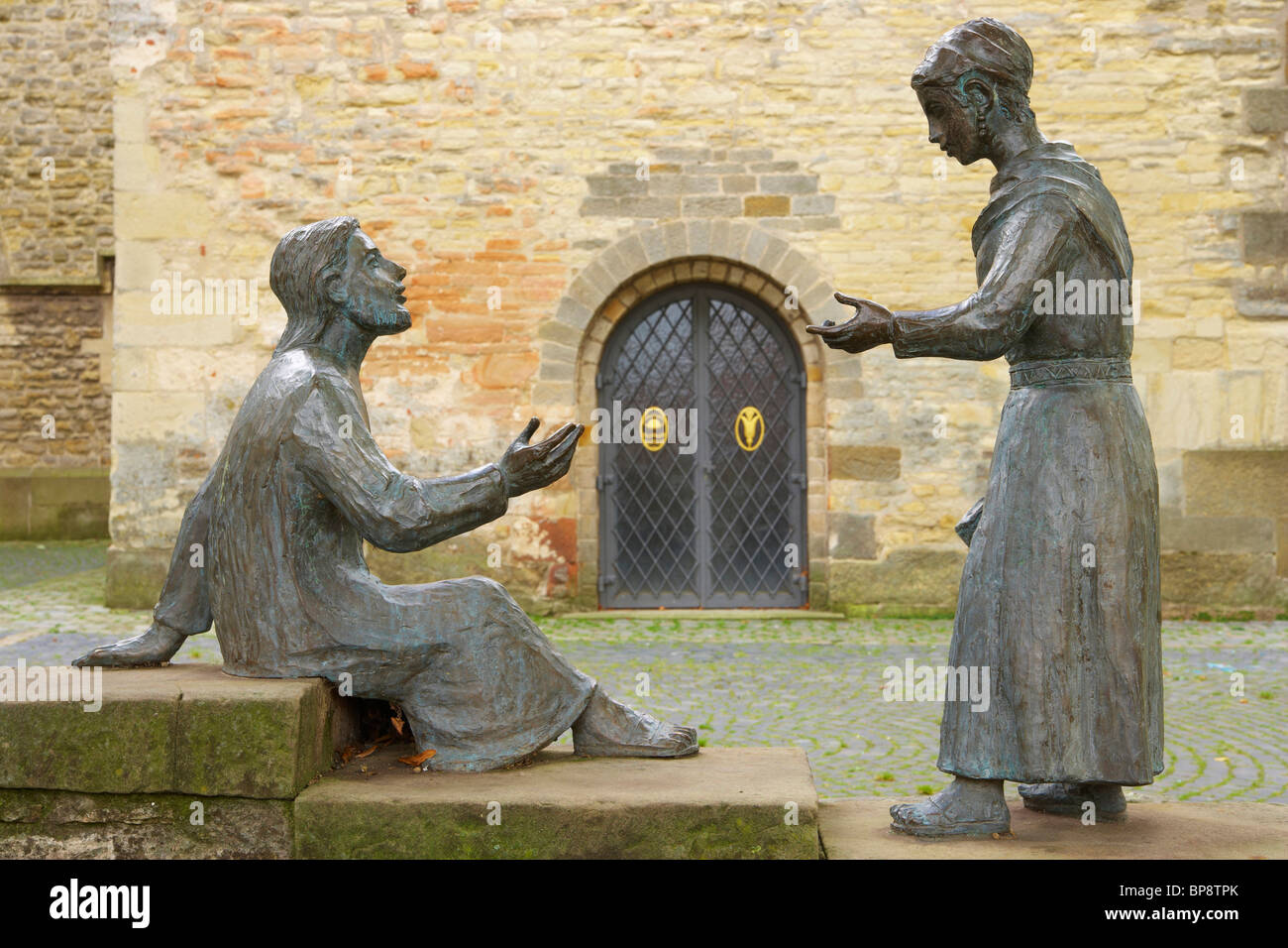 Outdoor-Foto, Skulptur vor St. Brictius-Kirche, Schoeppingen, Münsterland, Nordrhein-Westfalen, Deutschland, Europa Stockfoto