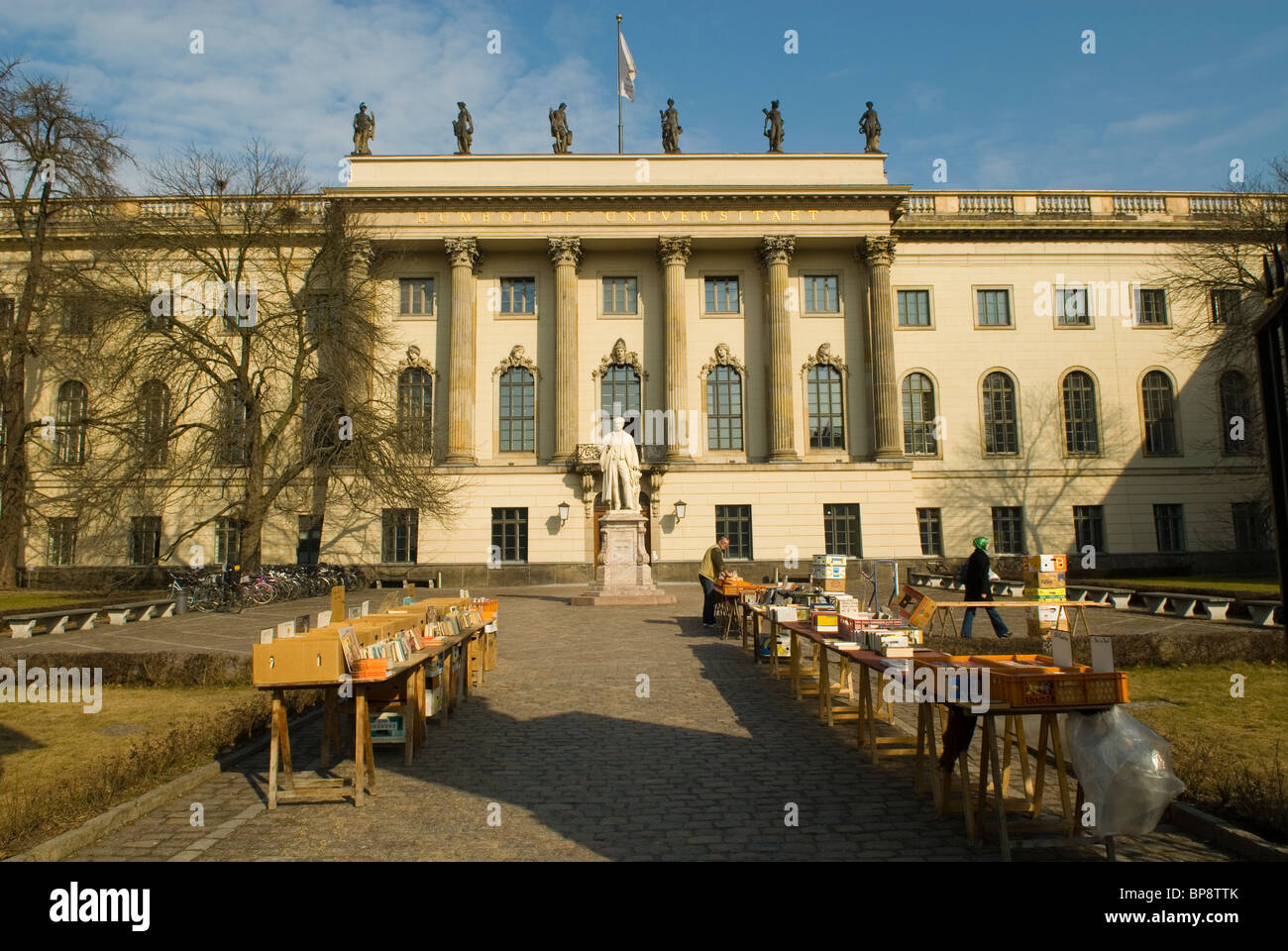 Bücherständen außerhalb des Campus der Humboldt-Universität Berlin Deutschland Stockfoto