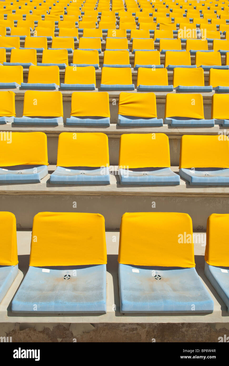 Gelbe Sitze im Sportstadion Stadt Beirut-Libanon Stockfoto