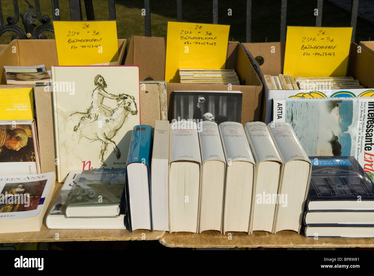 Bücher zum Verkauf außerhalb des Campus der Humboldt-Universität Berlin Deutschland Stockfoto