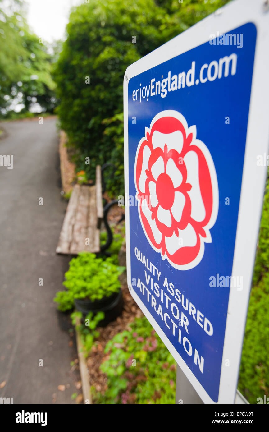 Ein Schild auf dem Gelände des Schlosses Clitheroe, Lancashire UK, über die Besucherattraktion. Stockfoto