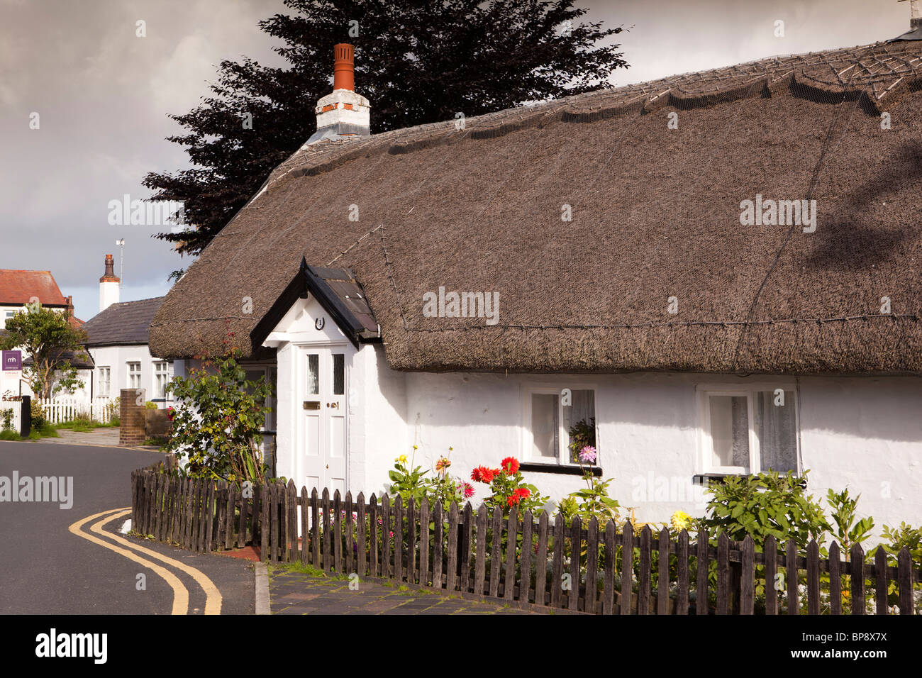 Großbritannien, England, Merseyside, Southport, Churchtown, Mill Lane, einzelne Etagen Reetdachhaus Stockfoto