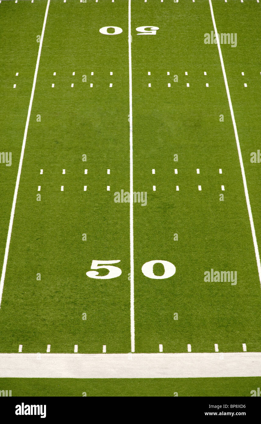 Nahaufnahme der 50-Yard-Linie auf American Football-Feld. Stockfoto