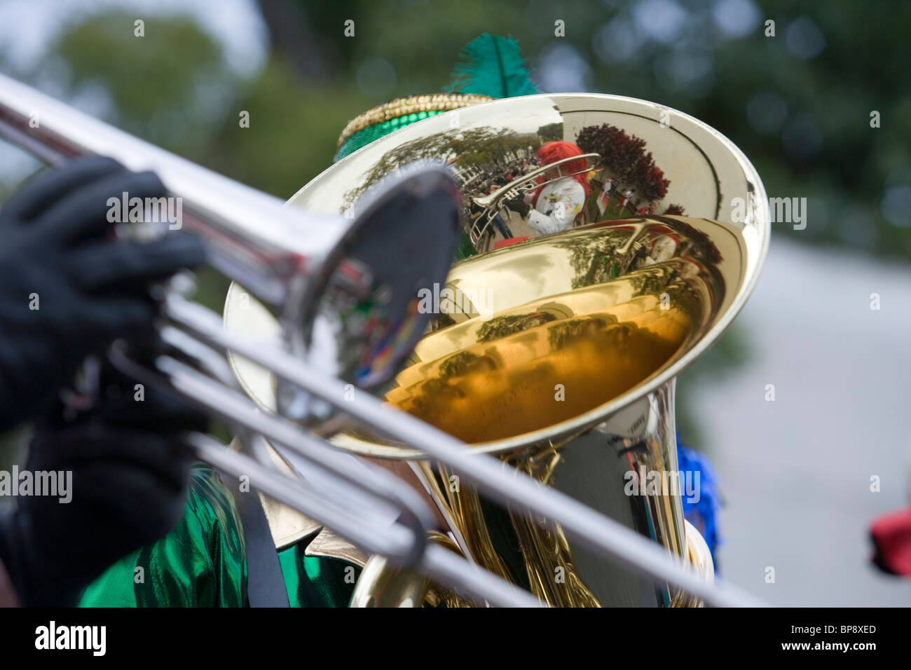 Reflexion der Karnevalszug auf einer Posaune während Kinder Karneval, Funchal, Madeira, Portugal Stockfoto