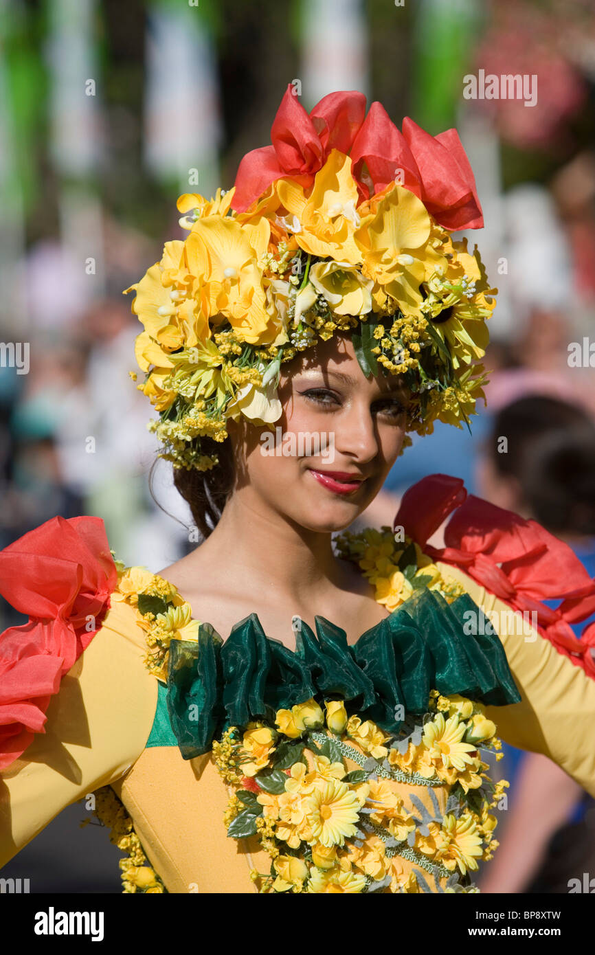 Junge Frau in einem floralen Kostüm auf dem Blumenfest von Madeira, Funchal, Madeira, Portugal Stockfoto