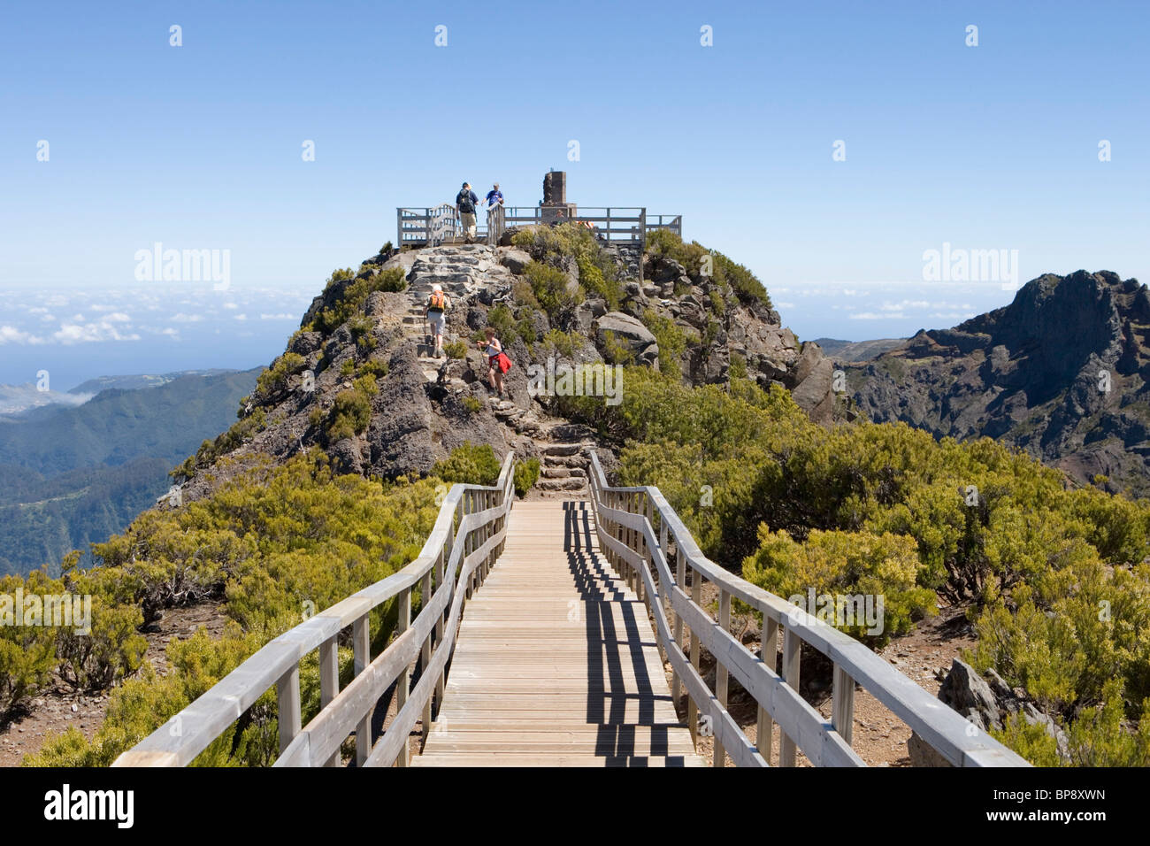 Wanderer auf dem Gipfel des Berges Pico Ruivo, Pico Ruivo, Madeira, Portugal Stockfoto