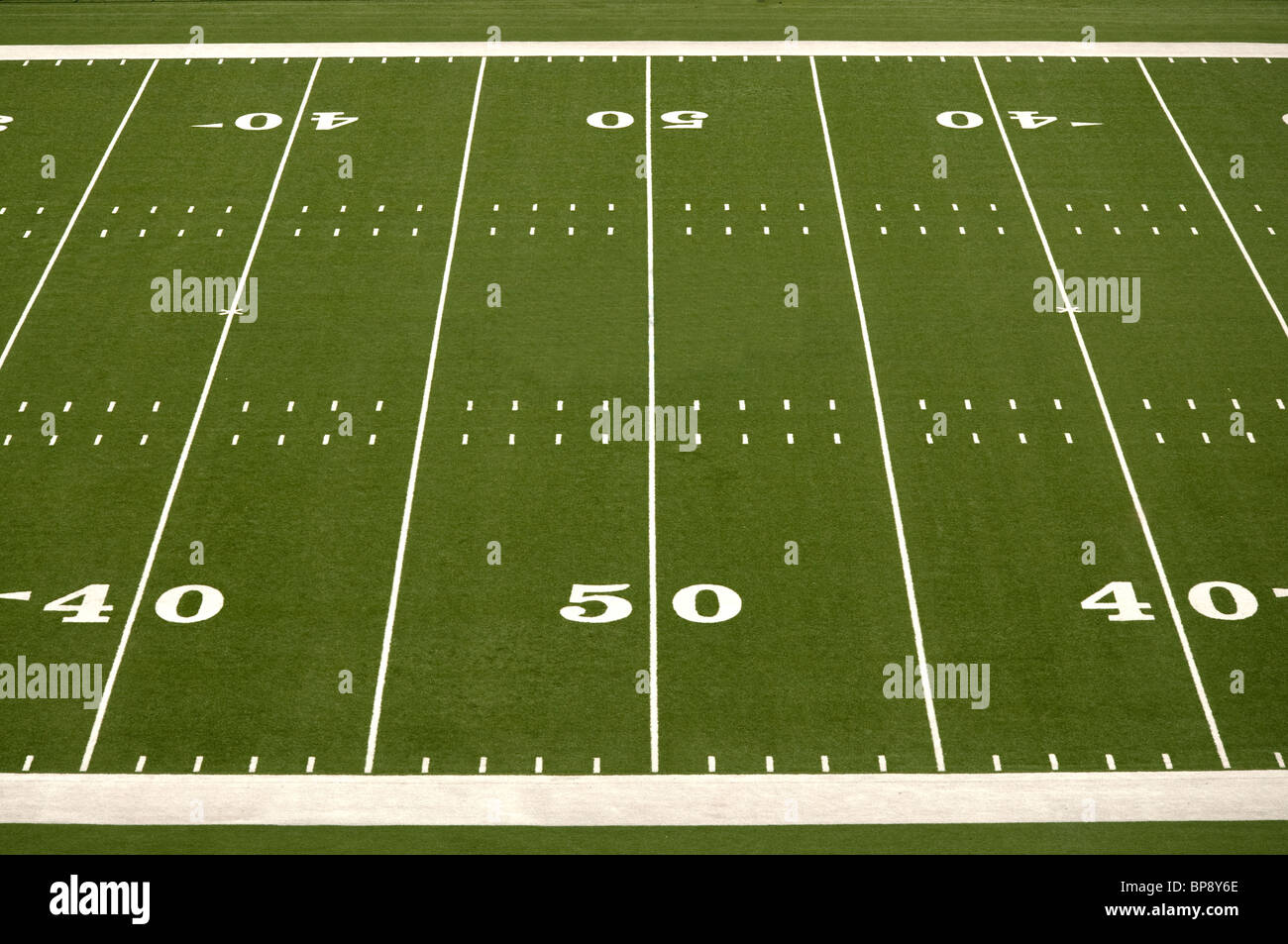Nahaufnahme von 50 und 40 Yard-Linien auf American Football-Feld. Stockfoto
