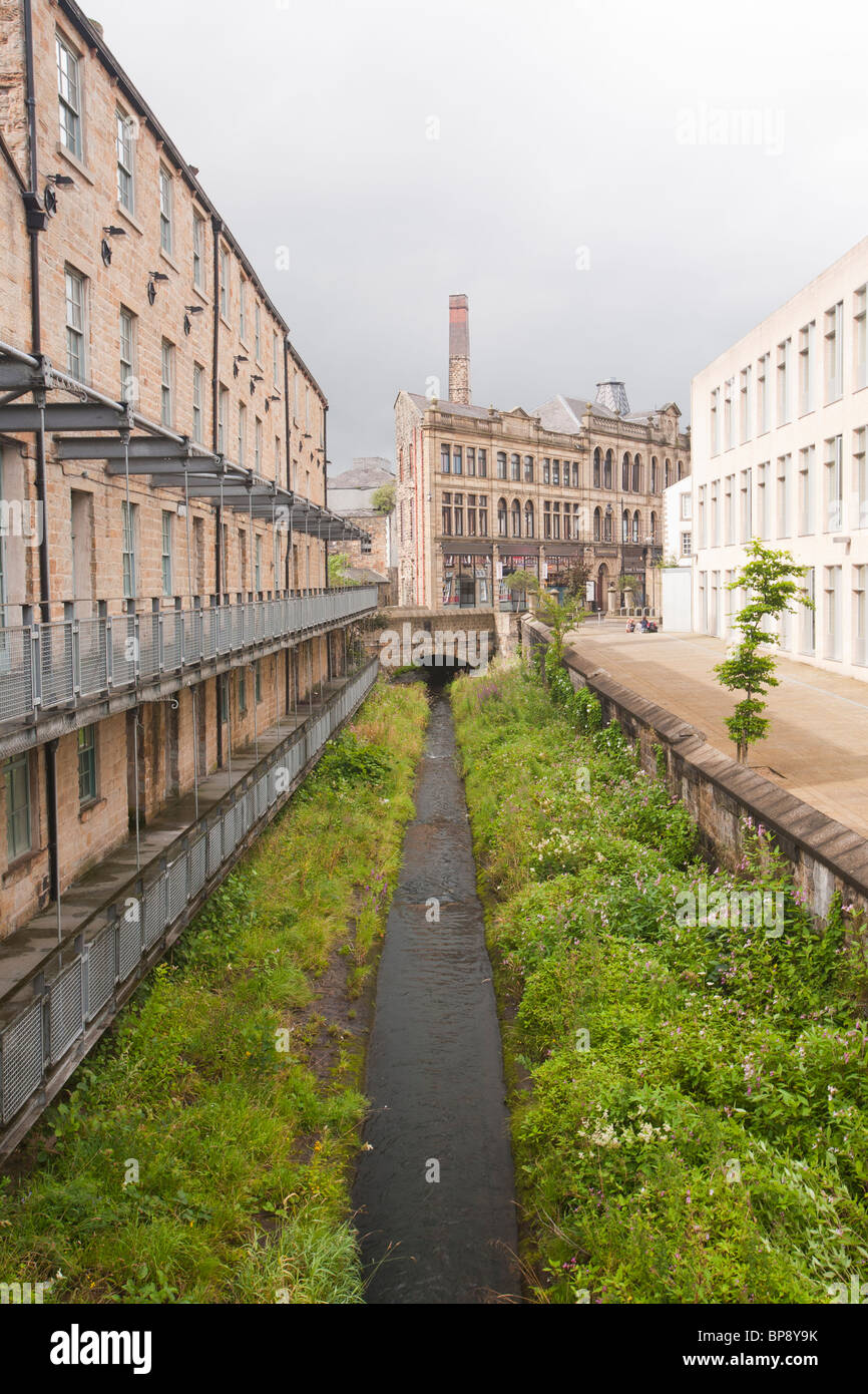 Begradigt, geleitet Wasserlauf durch Burnley Stadtzentrum zwischen alten Gebäuden und modernen Jobcenter Stockfoto