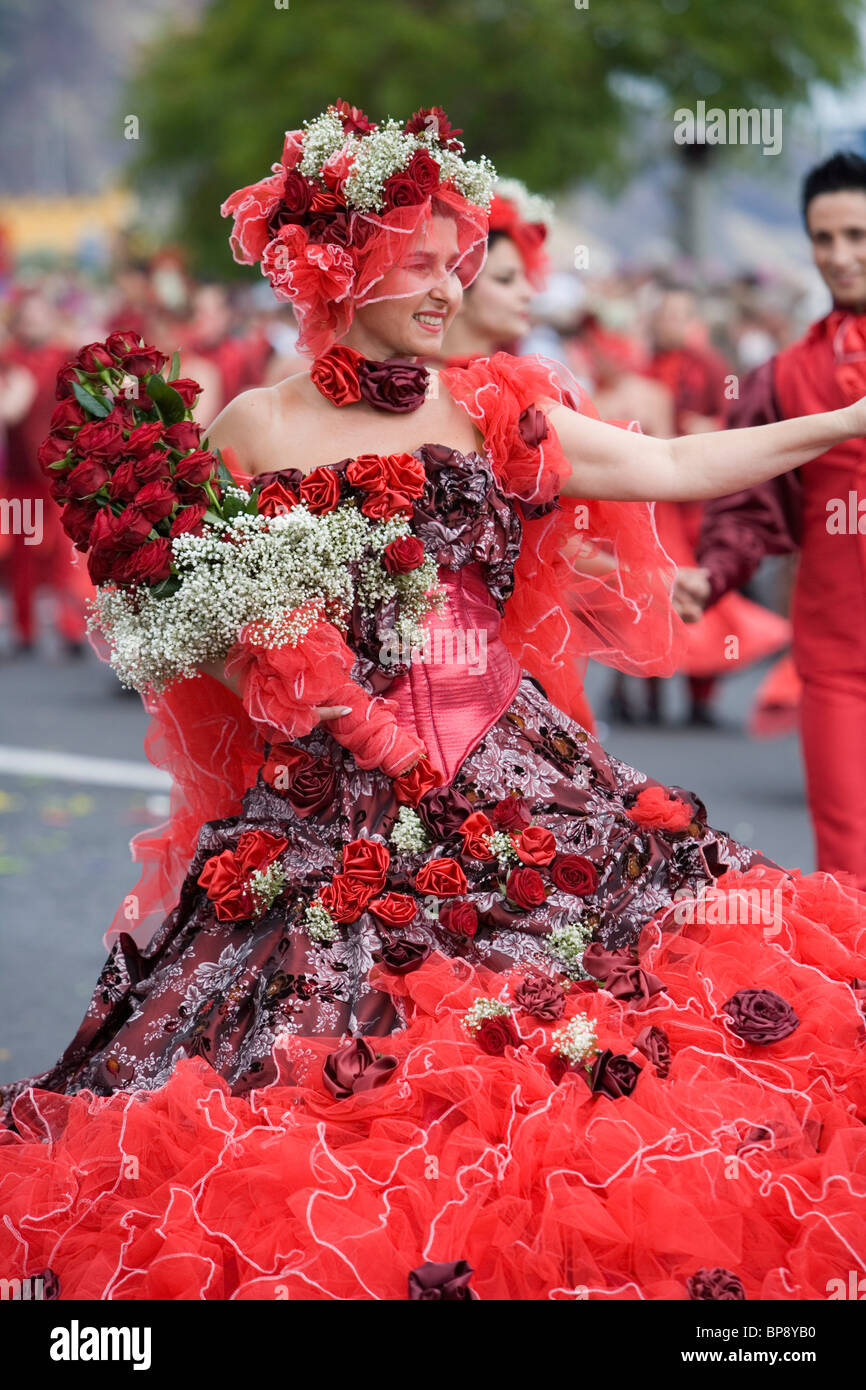 Frau mit Kleid voller Rosen am Festival Blumenkorso Madeira, Funchal, Madeira, Portugal Stockfoto