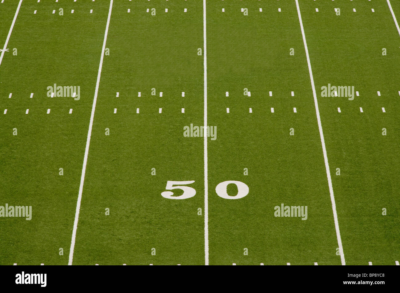 Nahaufnahme der 50-Yard-Linie auf American Football-Feld. Stockfoto