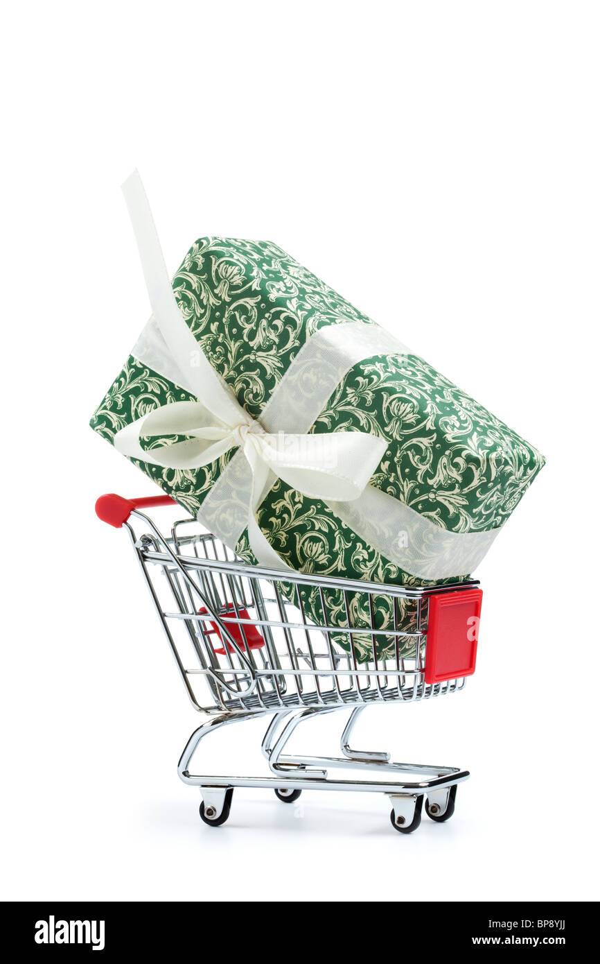 riesige verpackt Geschenk im Warenkorb auf weißem Hintergrund Stockfoto