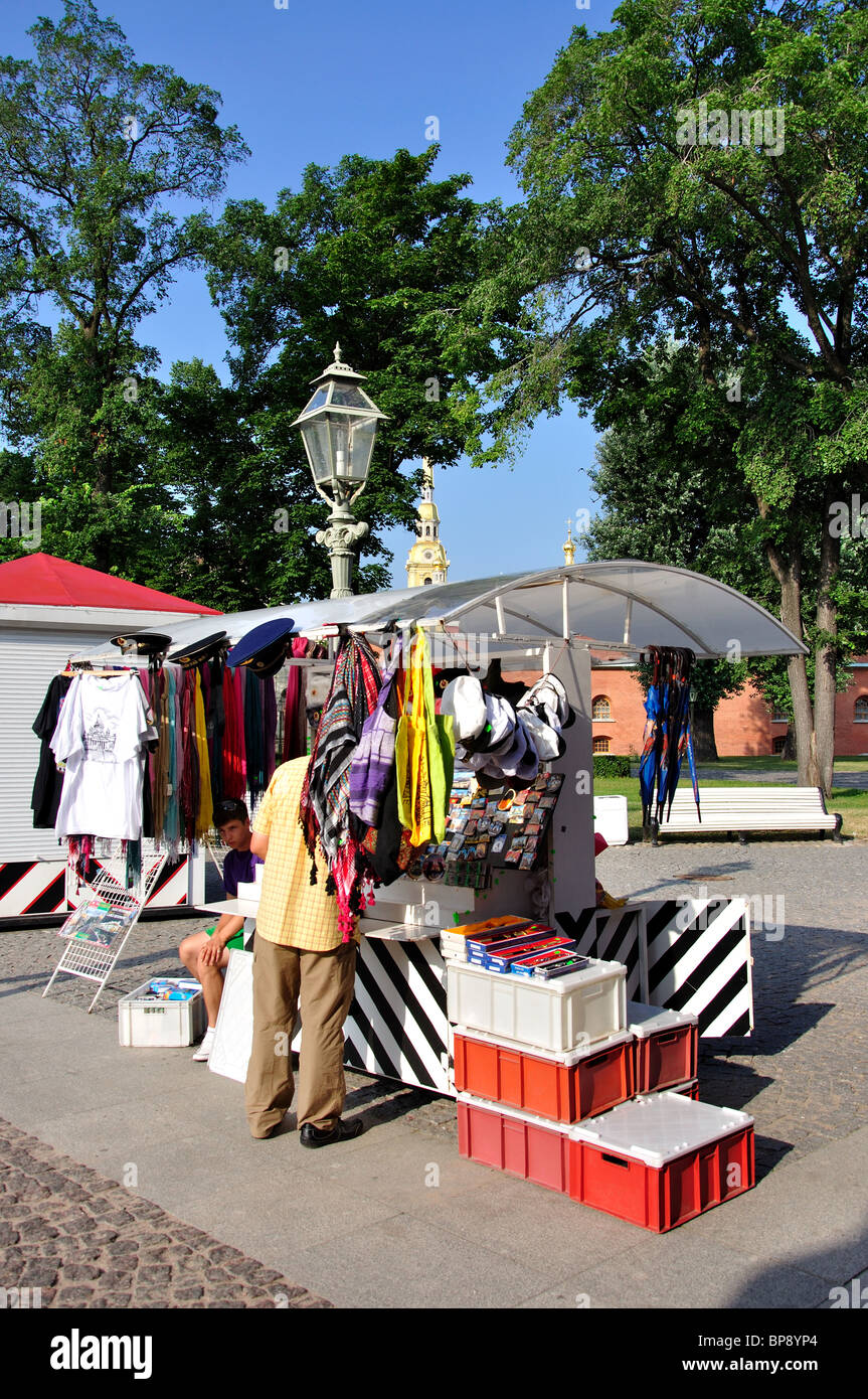 Souvenir-Stand vom Eingangstor, Peter und Paul Fortress, Zayachy Insel, Sankt Petersburg, nordwestlichen Region, Russland Stockfoto