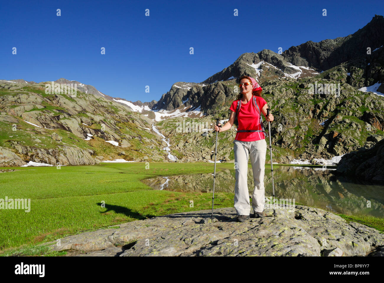 Frau am see wandern -Fotos und -Bildmaterial in hoher Auflösung – Alamy